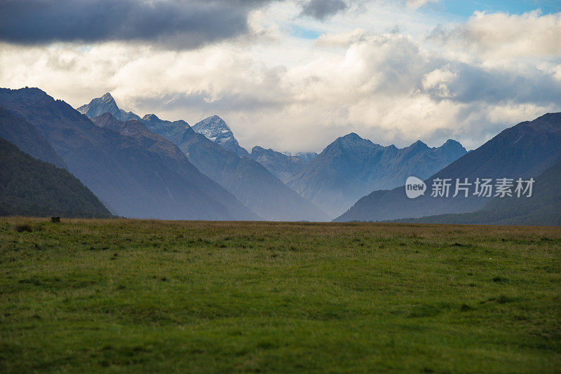 新西兰皇后镇壮观的山峰全景