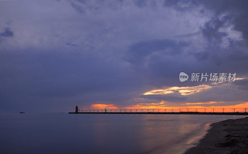 密歇根湖的海岸线上有一场即将来临的风暴