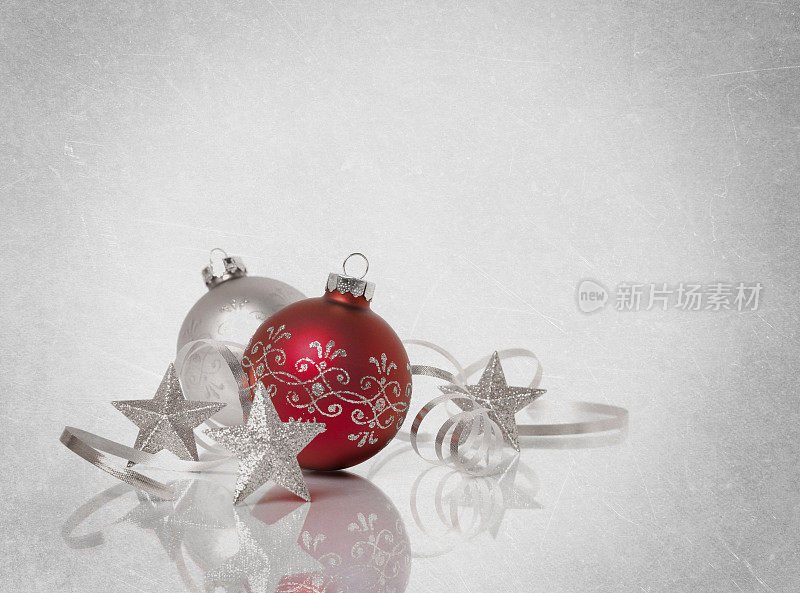 圣诞装饰物与丝带在银色纹理Grunge背景