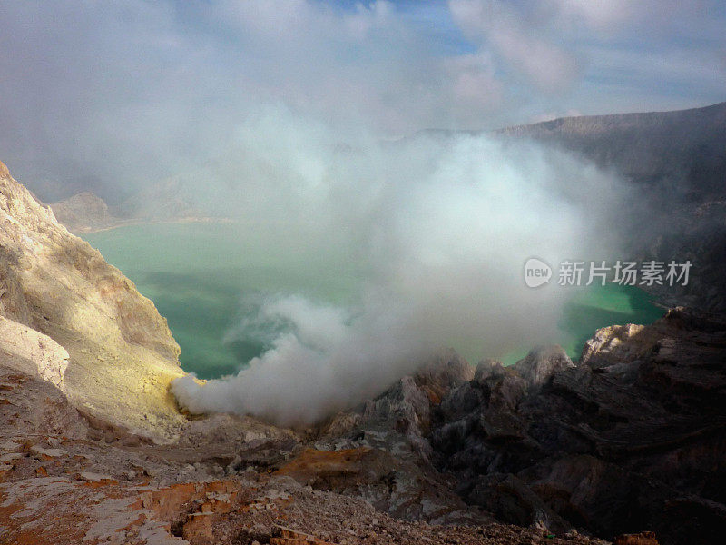 卡瓦伊真火山酸性湖，印度尼西亚东爪哇