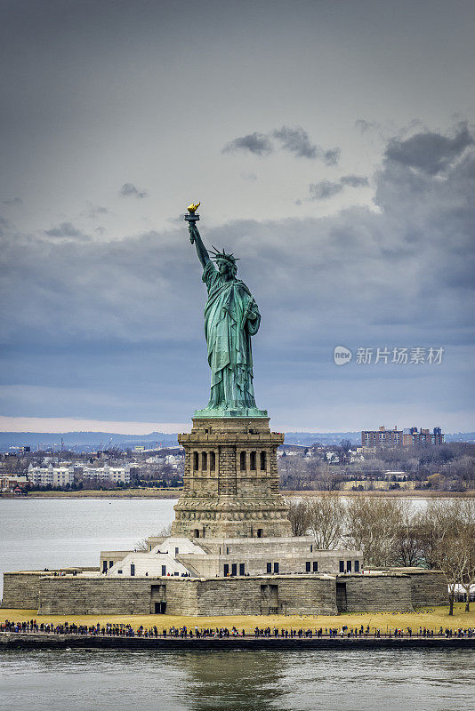以泽西城为背景的自由女神像