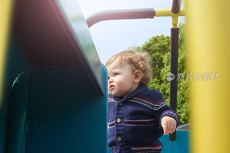 幼童在冒险游乐场