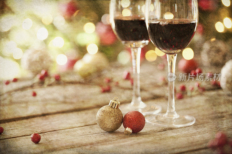 圣诞佳节红酒、老木桌、装饰品和圣诞树