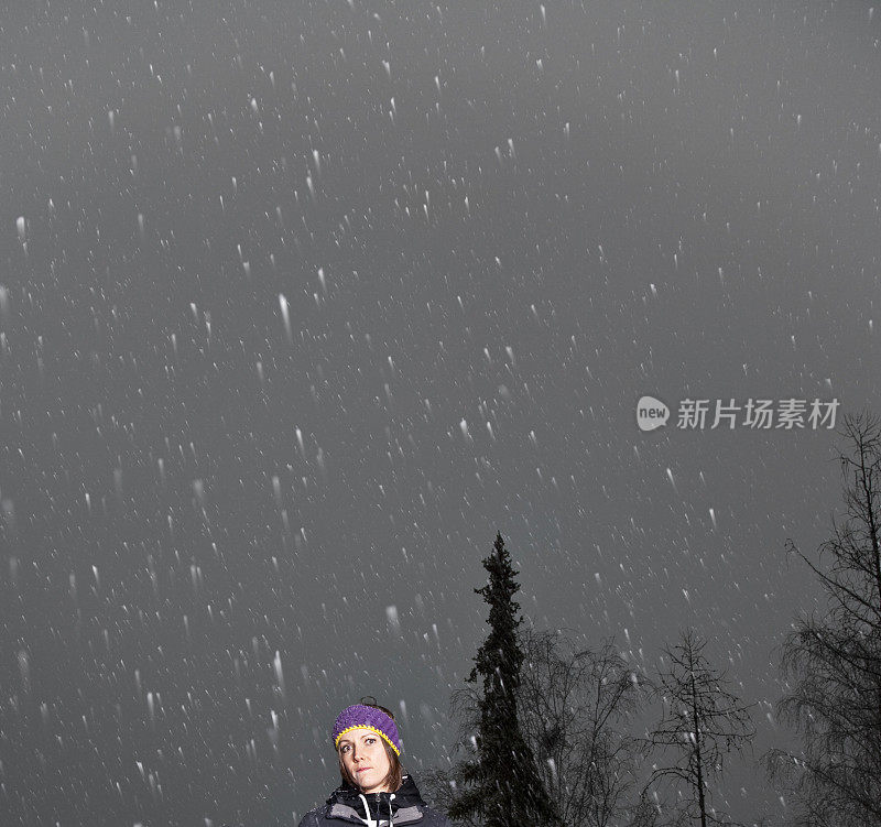 雪中的年轻女子