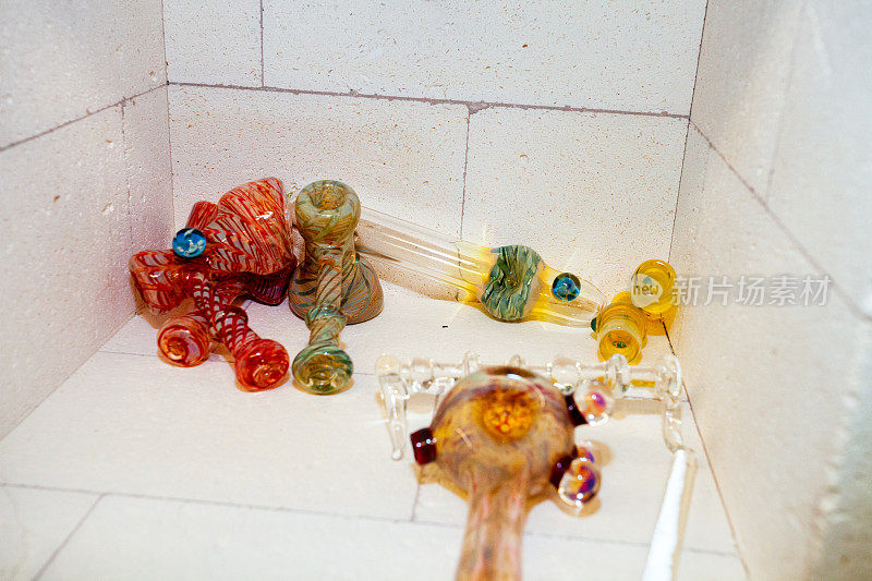 许多彩色玻璃管敷设在混凝土窑内。