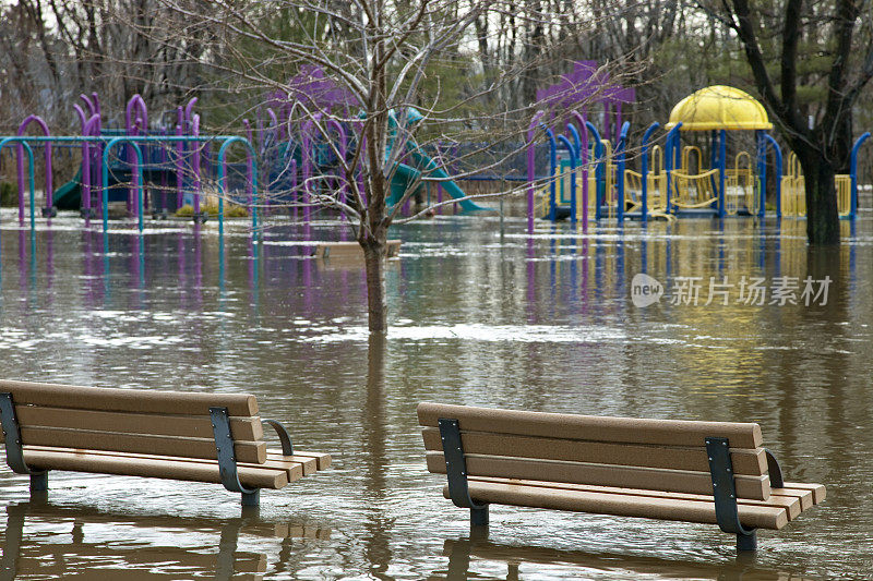 大面积降雨后淹没了县公园，儿童游乐场