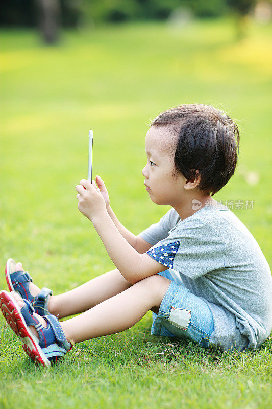 用智能手机的男孩