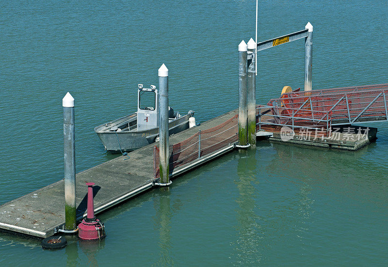 港口维修船停泊在华盛顿州塔科马码头