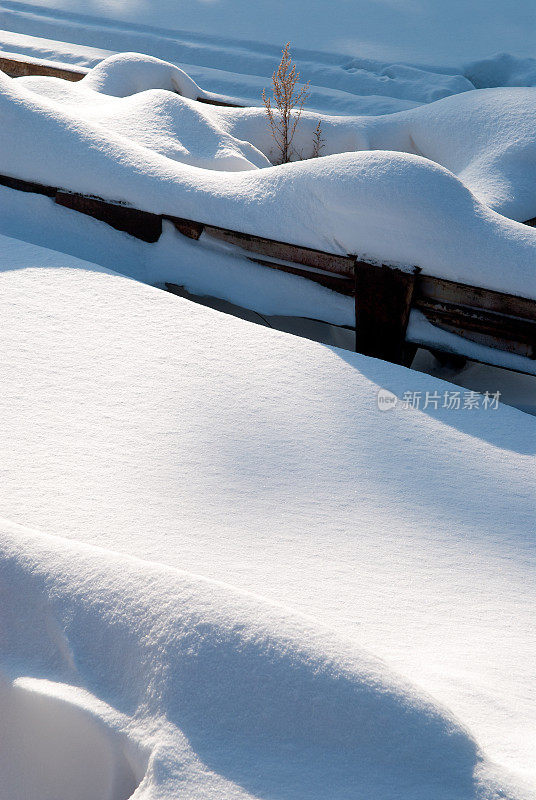 屋顶上的积雪