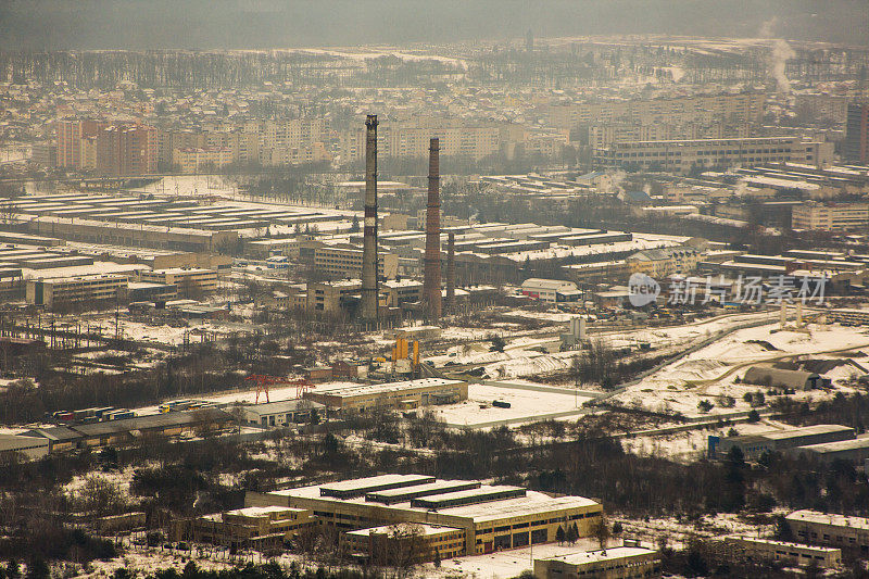 城市郊区在冬季降雪在利沃夫乌克兰利沃夫