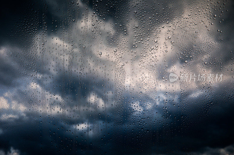 阴雨霏霏的天空中飘着乌云