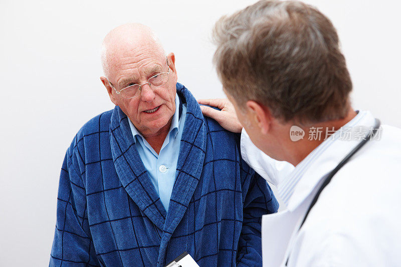 一位老人正在和他的医生谈话