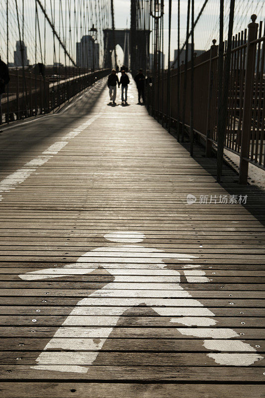 布鲁克林大桥木板路日出步行者剪影符号