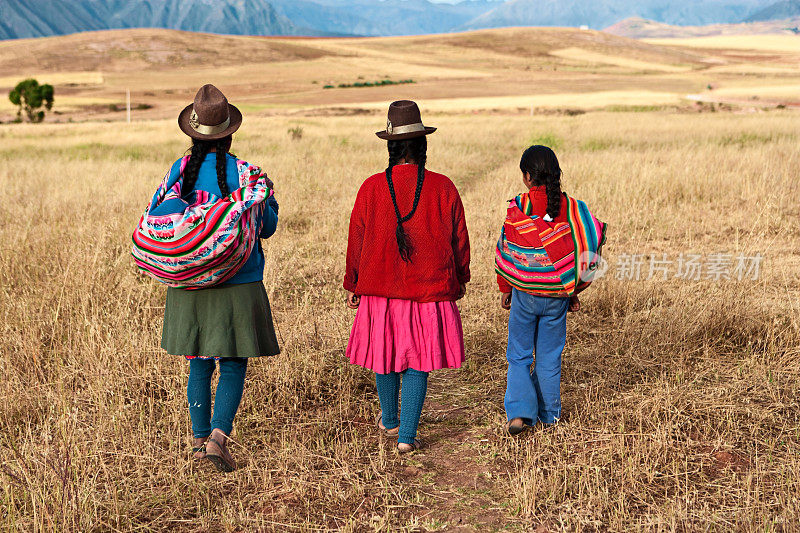 秘鲁妇女穿着民族服装，秘鲁圣谷