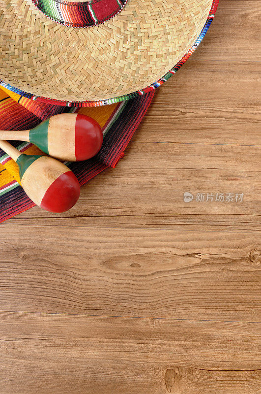 墨西哥宽边帽和松木地板上的毯子