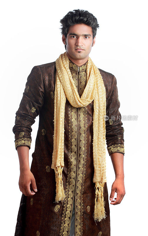 穿着传统印度服装的男人