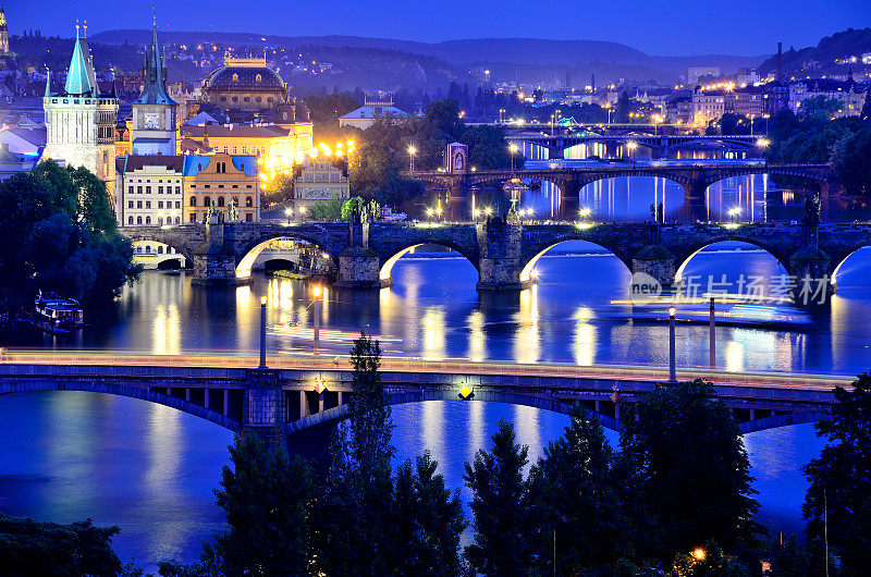布拉格伏尔塔瓦河上暮色中的桥梁