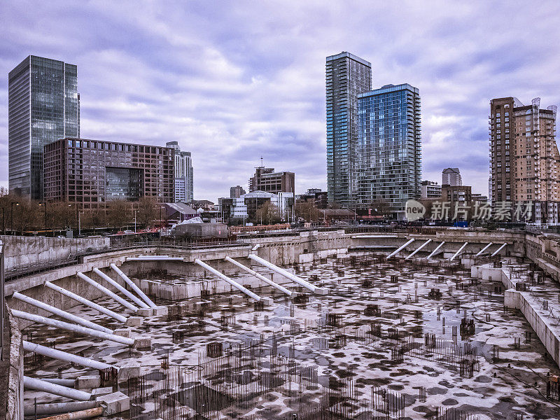 伦敦金丝雀码头的摩天大楼和建筑工地