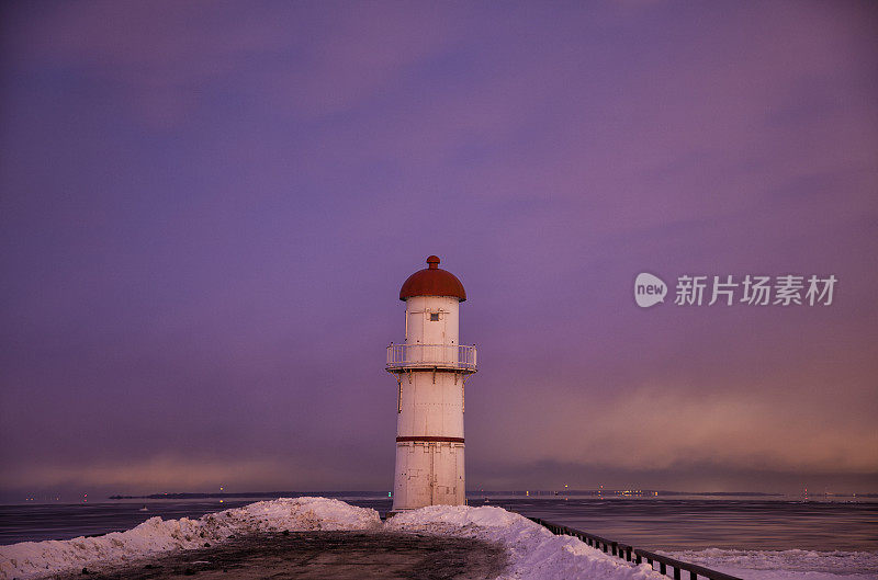 古老的灯塔冬天黎明前