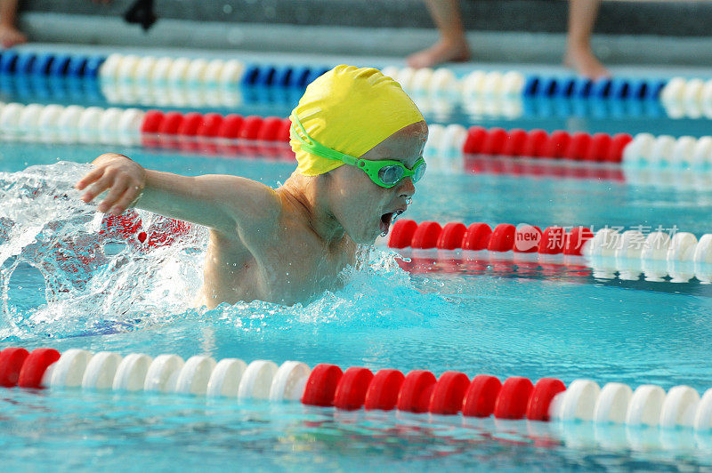 年轻男子蝶泳比赛