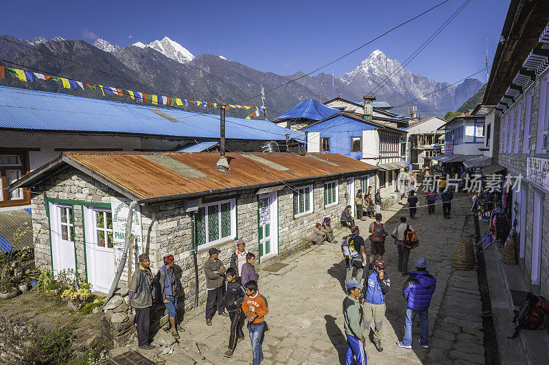 尼泊尔喜马拉雅卢卡拉茶馆外的夏尔巴人搬运工和导游