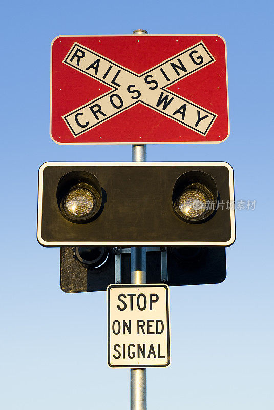 铁路道口标志及警示灯。