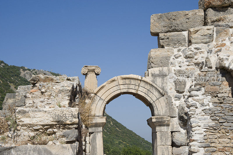 古代废墟，门廊和爱奥尼亚柱