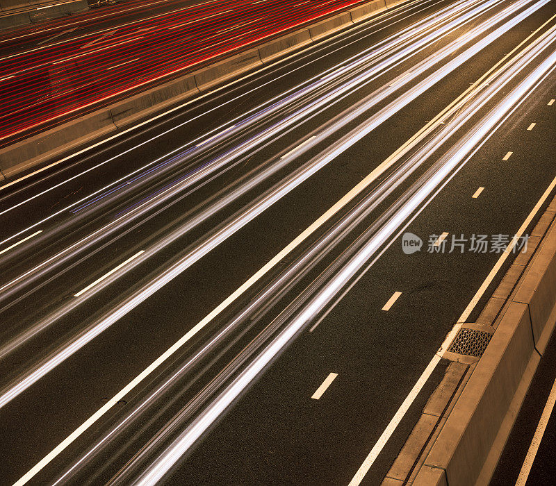 城市夜间交通灯步道