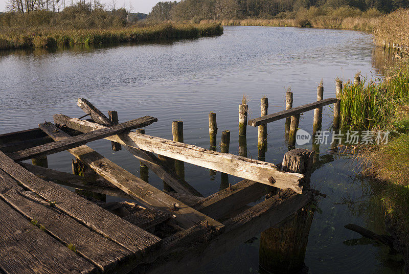 清晨宁静的皮涅河和废弃的木码头