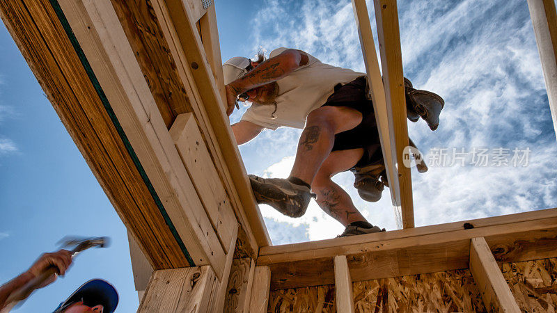 建筑工人正在搭建建筑