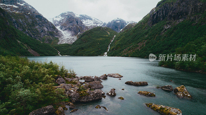 风景鸟瞰图的湖泊在山区