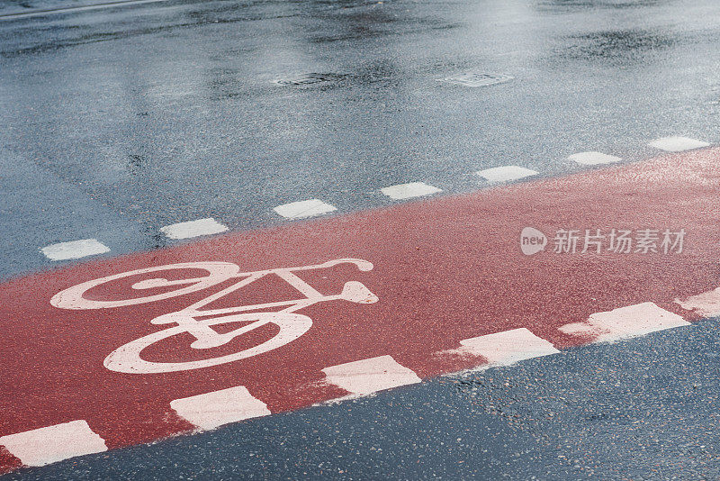 自行车道和标志，潮湿的沥青