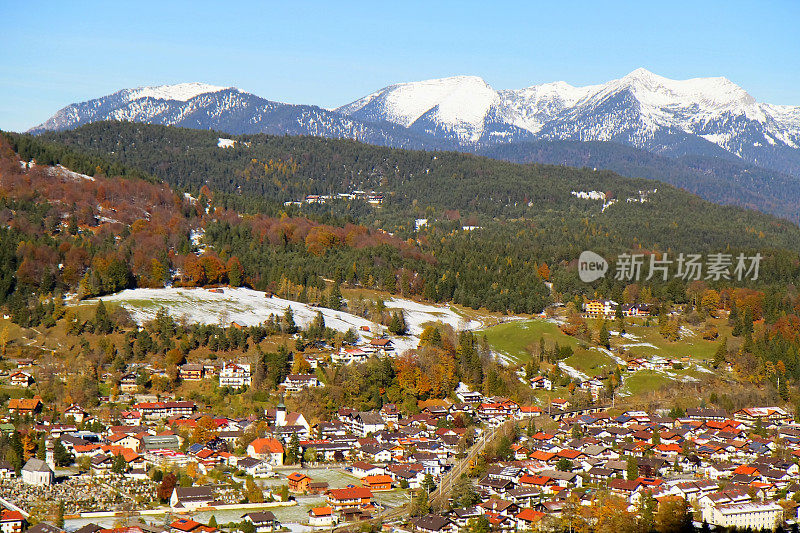 上面的米特瓦尔德阿尔卑斯村，巴伐利亚阿尔卑斯山，田园诗般的风景，雄伟的阿尔卑斯山山谷，戏剧性的巴伐利亚德国雪山全景，贝希特斯加登阿尔卑斯山，德国