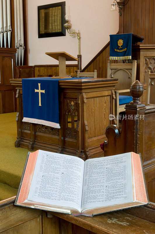 乡村教堂的讲坛和圣经
