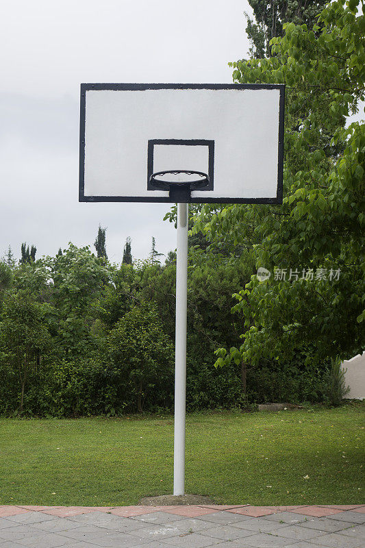 后院有篮球场