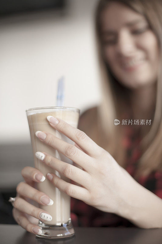 女孩的手拿着一杯巧克力