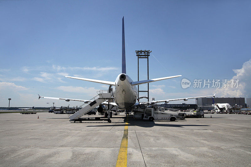飞机被装载和登上机场的后视图