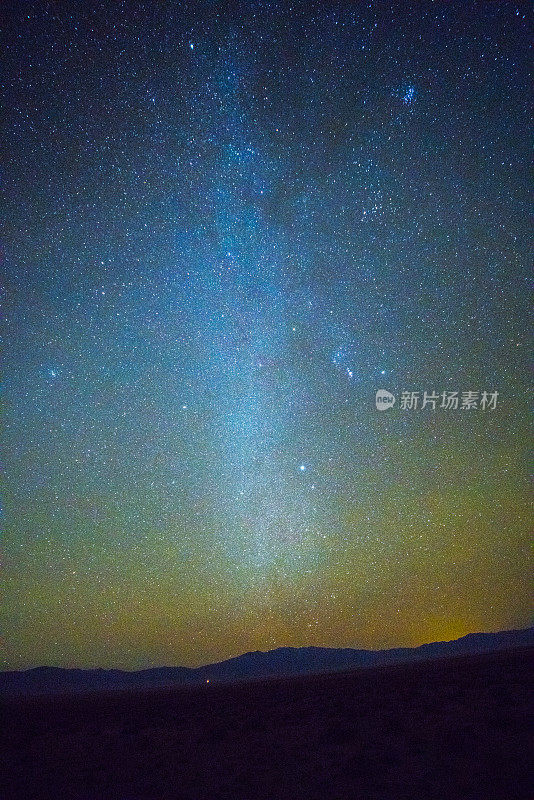 美国内华达，日落时遥远山巅上的星空