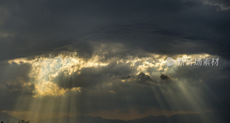 低角度的暴风雨云在天空与sumbeams