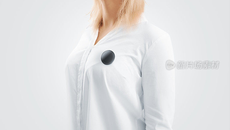 空白的黑色纽扣徽章模型别在女人的胸部