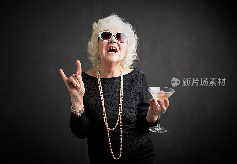 戴着墨镜，手里拿着饮料的酷祖母
