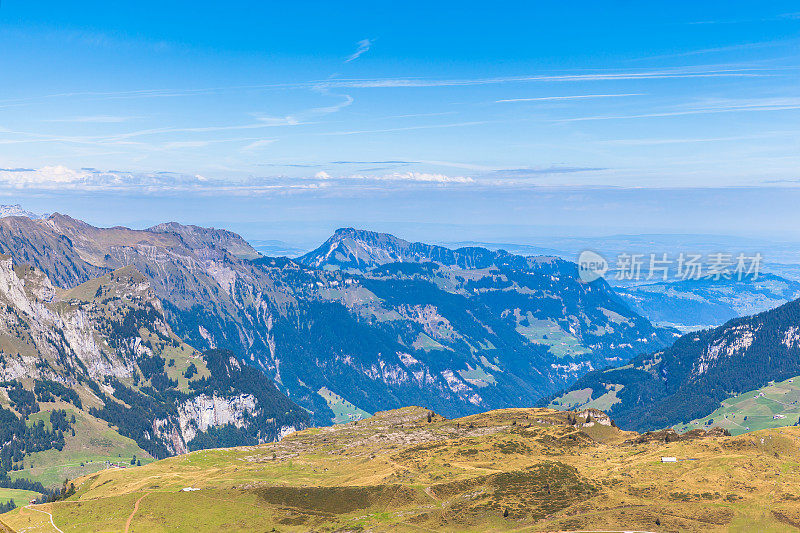 阿尔卑斯山在瑞士中部的全景