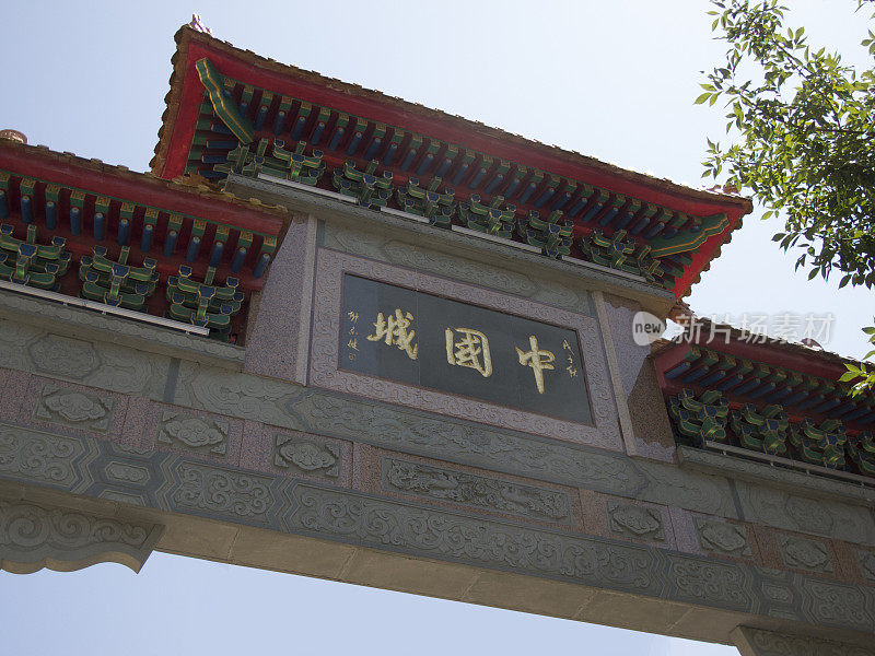 华埠入口的中国传统大门装饰细节，背景是蓝天