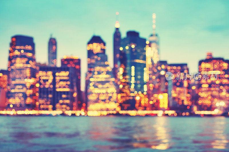 日落后模糊不清的曼哈顿建筑和街灯，纽约。