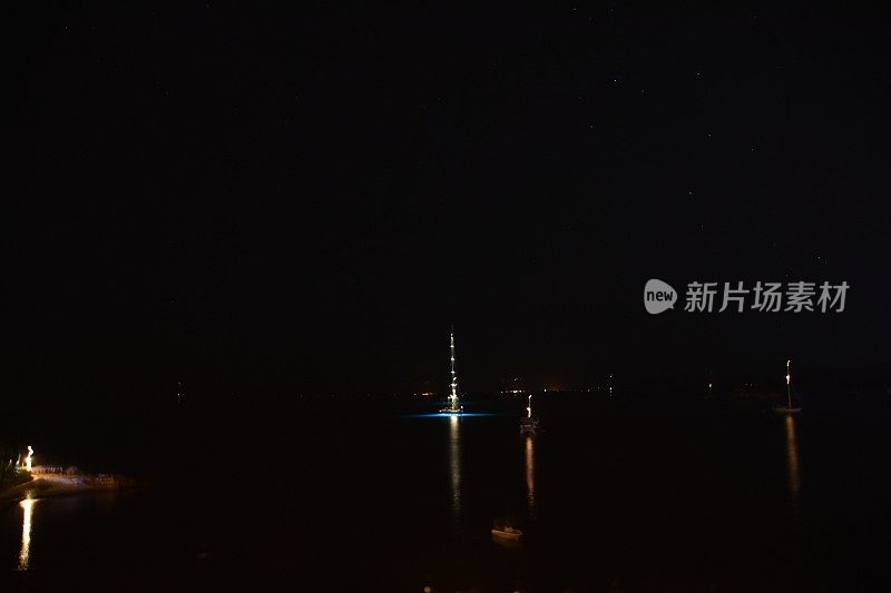 夜晚的船灯