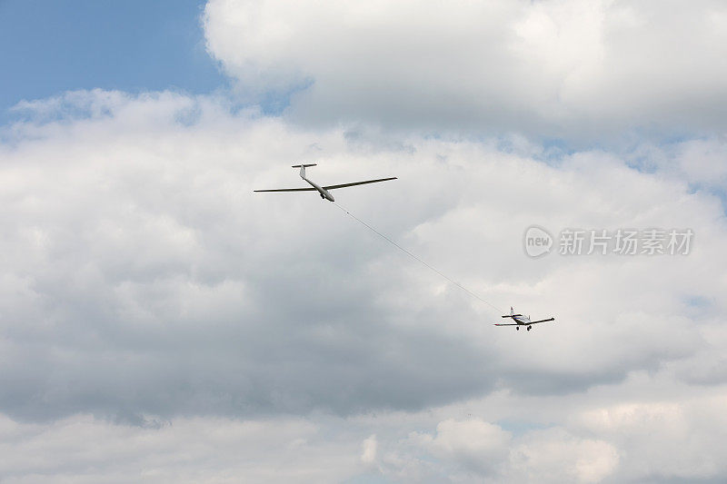 绳索牵引的滑翔机在蓝天背景下飞行。