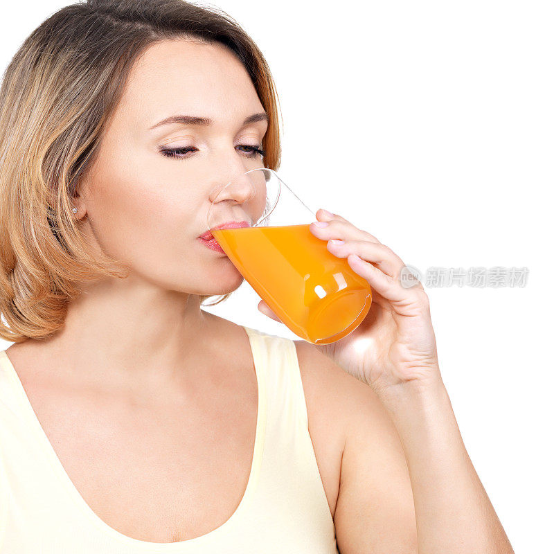 一个年轻女子的简介肖像喝橙汁。