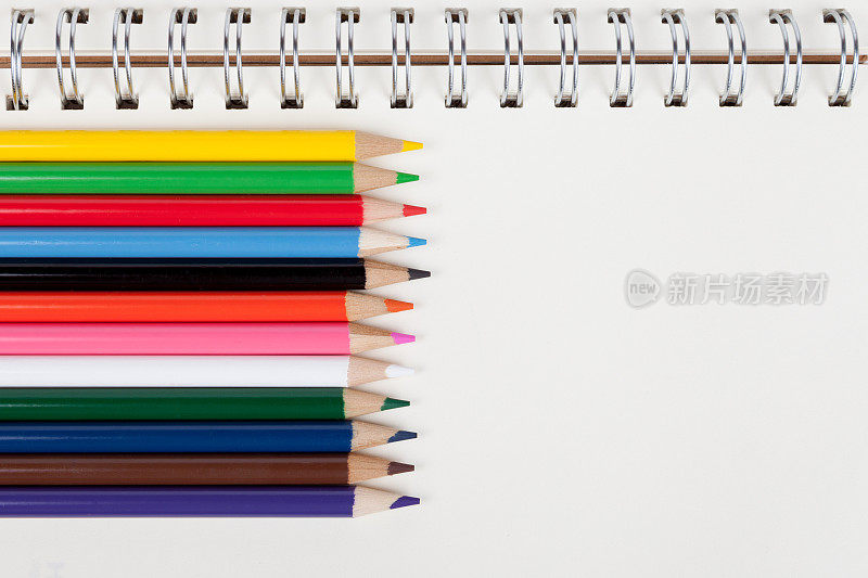 彩色铅笔在空白笔记本上