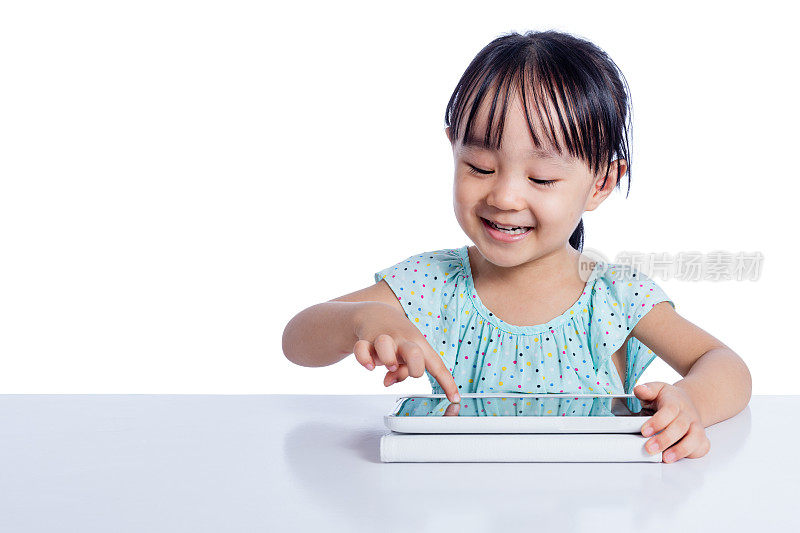 亚洲华人小女孩在玩平板电脑
