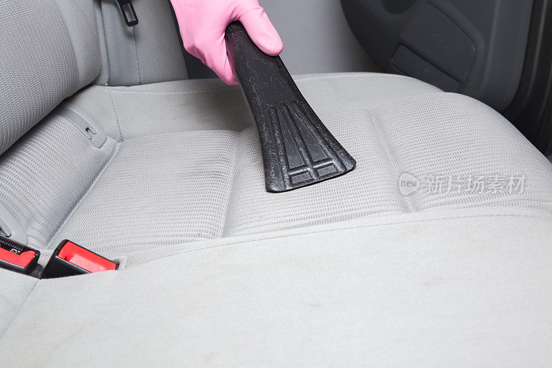 在进行化学清洗之前，用专业的喷嘴将汽车纺织座椅上的灰尘排出。早春大扫除或定期大扫除。